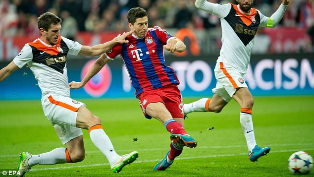 Đến phút 75, Robert Lewandowski nâng tỷ số lên thành 6-0.