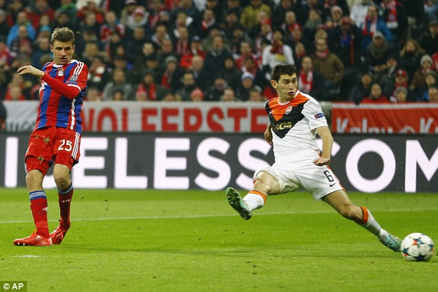 Ba phút sau, Mueller hoàn tất cú đúp. 4-0 cho Bayern Munich.