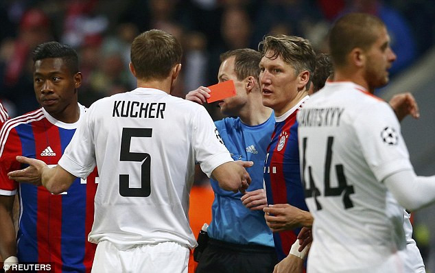 Ngay phút thứ 3, Bayern đã có lợi thế về quân số khi Oleksandr Kucher phải nhận thẻ đỏ.