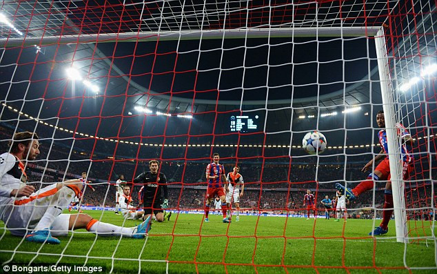 Đến phút 34, Jerome Boateng nhân đôi cách biệt sau pha đệm bóng cận thành.