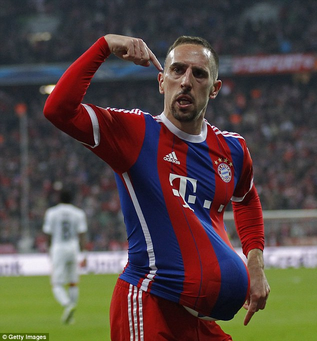 Phút 49, Ribery nâng tỷ số lên 3-0 và ăn mừng theo kiểu bụng bầu.