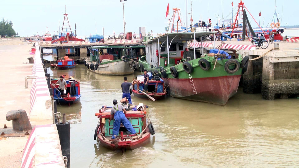 Trước diễn biến bão số 4 (Noru) dự báo đổ bộ vào miền Trung, UBND tỉnh Nghệ An chỉ đạo các ngành, địa phương kêu gọi, hướng dẫn tàu thuyền neo đậu, tránh trú an toàn. (Ảnh: Tá Chuyên/TTXVN)