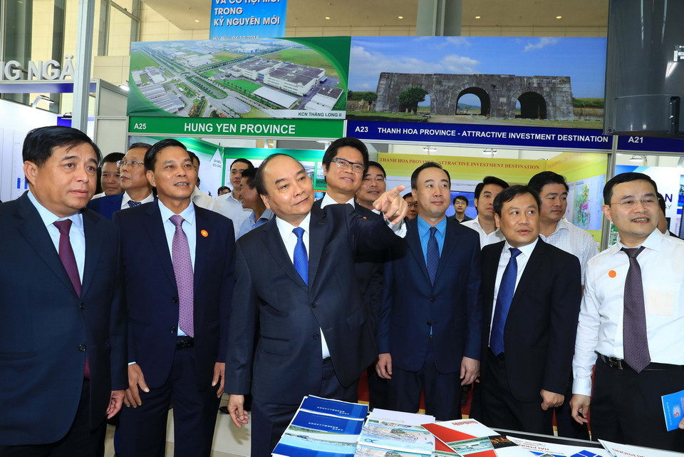 Thủ tướng Nguyễn Xuân Phúc thăm các gian trưng bày sản phẩm bên lề hội nghị. (Ảnh: Thống Nhất/TTXVN)