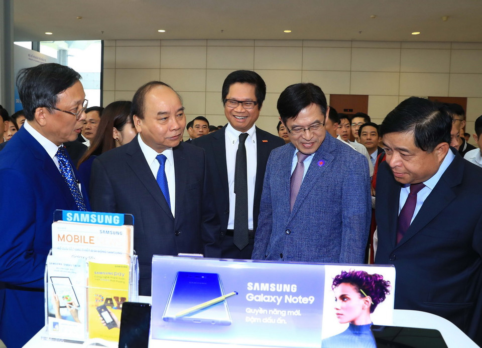 Thủ tướng Nguyễn Xuân Phúc thăm các gian trưng bày sản phẩm bên lề hội nghị. (Ảnh: Thống Nhất/TTXVN)