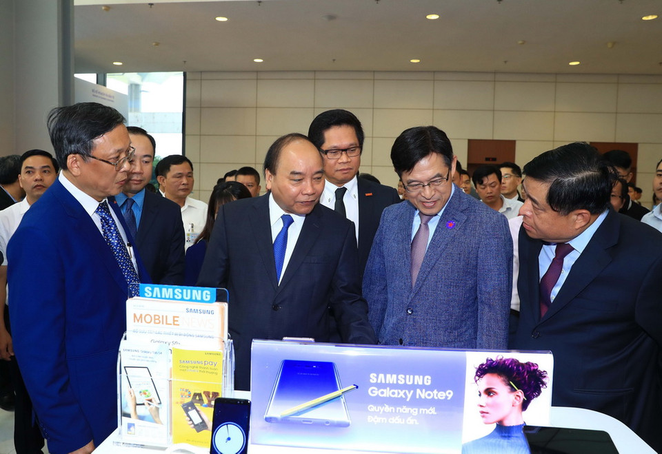 Thủ tướng Nguyễn Xuân Phúc thăm các gian trưng bày sản phẩm bên lề hội nghị. (Ảnh: Thống Nhất/TTXVN)