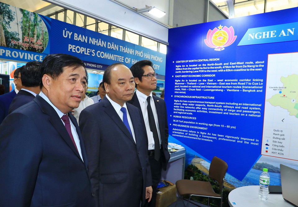 Thủ tướng Nguyễn Xuân Phúc thăm các gian hàng trưng bày tại hội nghị. (Ảnh: Thống Nhất/TTXVN)