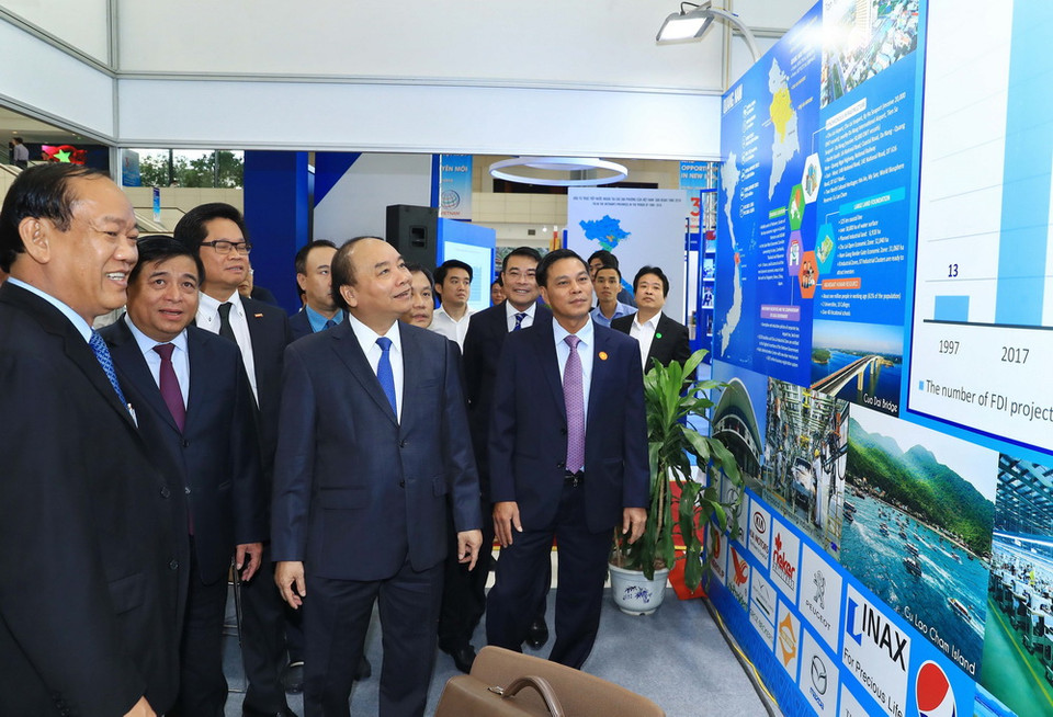 Thủ tướng Nguyễn Xuân Phúc thăm các gian trưng bày sản phẩm bên lề hội nghị. (Ảnh: Thống Nhất/TTXVN)