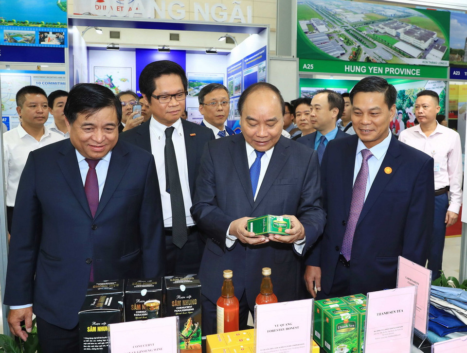 Thủ tướng Nguyễn Xuân Phúc thăm các gian trưng bày sản phẩm bên lề hội nghị. (Ảnh: Thống Nhất/TTXVN)