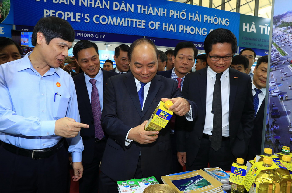 Thủ tướng Nguyễn Xuân Phúc thăm các gian trưng bày sản phẩm bên lề hội nghị. (Ảnh: Thống Nhất/TTXVN)