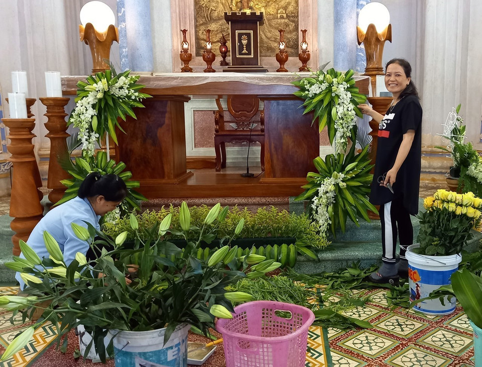 Bên trong nhà thờ Mằng Lăng được trang trí chuẩn bị cho lễ Giáng sinh. (Ảnh: Xuân Triệu/TTXVN)