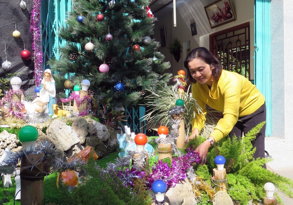 Giáo dân ở xã An Thạch, huyện Tuy An trang trí để đón mừng Giáng sinh. (Ảnh: Xuân Triệu/TTXVN)