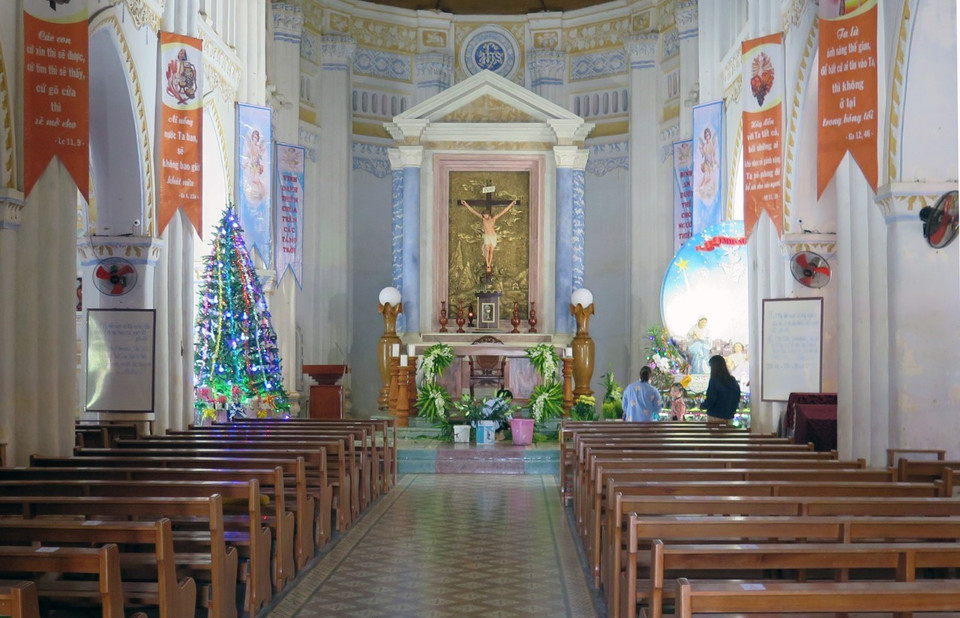 Khu vực thực hiện nghi lễ ở nhà thờ Mằng Lăng được bố trí thông thoáng để phòng, chống dịch COVID-19.(Ảnh: Xuân Triệu/TTXVN)