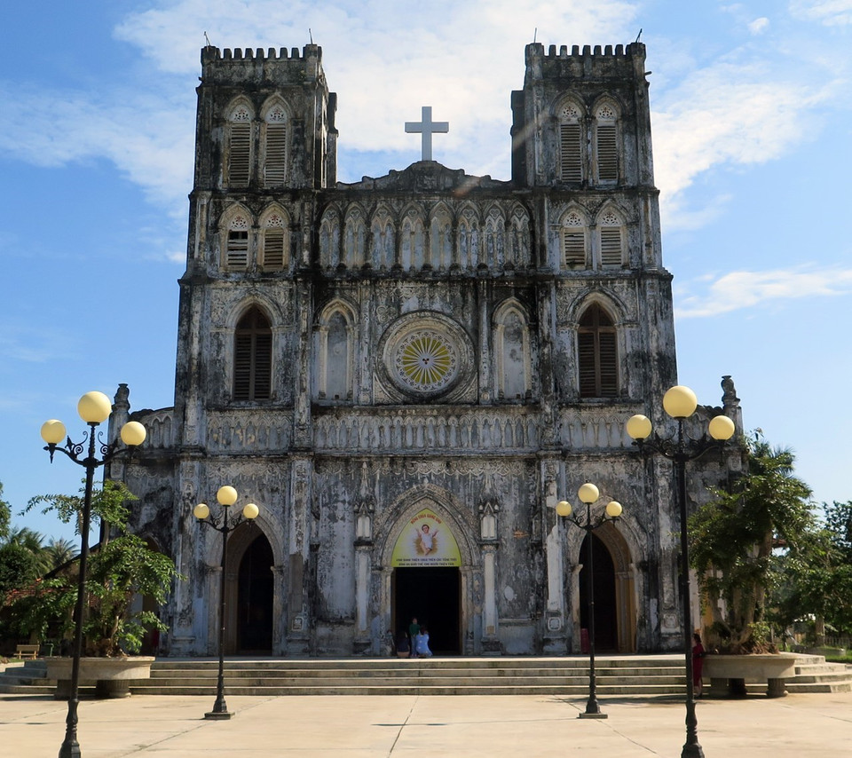 Nhà thờ Mằng Lăng là nơi sinh hoạt của gần 3.000 giáo dân trong vùng không trang trí bên ngoài để phòng chống dịch COVID-19. (Ảnh: Xuân Triệu/TTXVN)