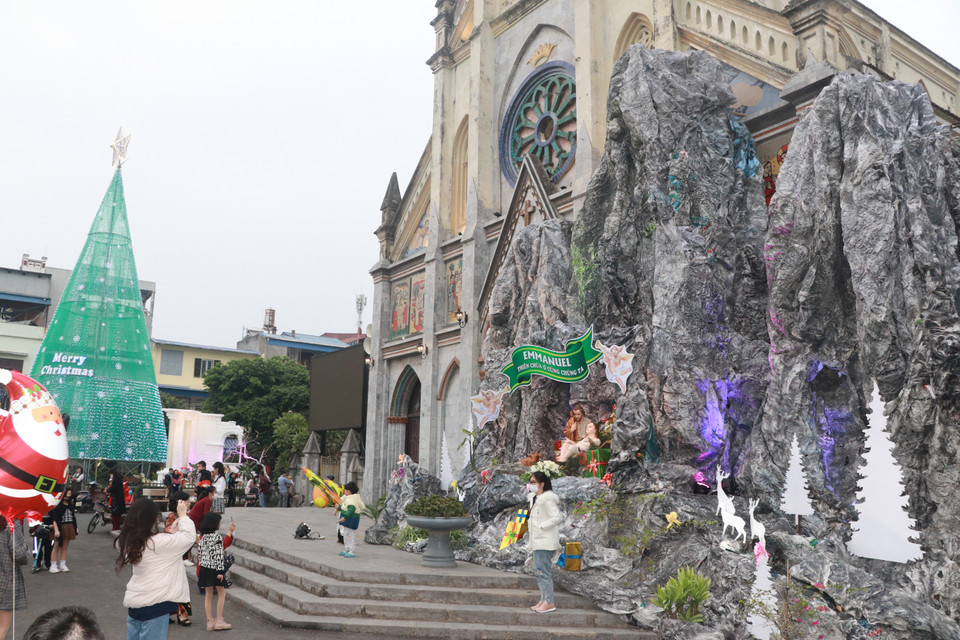 Không khí chuẩn bị đón Giáng sinh 2021 tại Nhà thờ lớn Nam Định. (Ảnh: Văn Đạt/TTXVN)