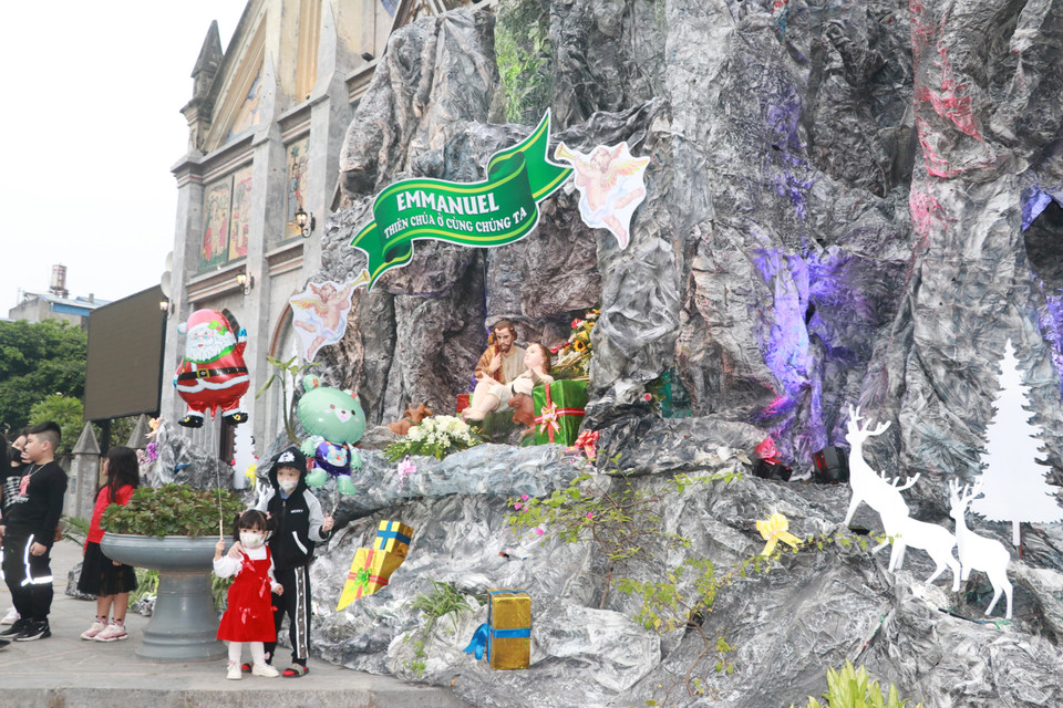 Không khí chuẩn bị đón Giáng sinh 2021 bên ngoài Nhà thờ lớn Nam Định. (Ảnh: Văn Đạt/TTXVN)