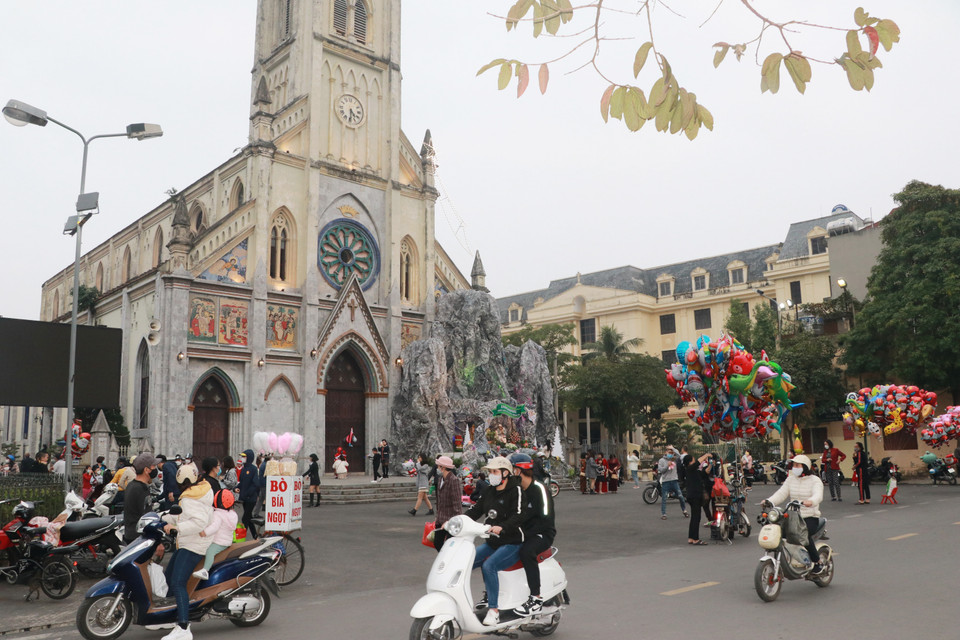 Các nhà tổ chức thánh lễ bên trong nhà thờ, không có chương trình hoan ca ngoài trời vào đêm Giáng sinh như mọi năm nhằm hạn chế tập trung đông người, phòng chống dịch bệnh COVID-19. (Ảnh: Văn Đạt/TTXVN)