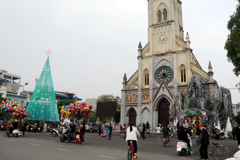 Năm nay, đồng bào Công giáo tỉnh Nam Định đón một dịp lễ Giáng sinh ấm áp, an toàn phòng dịch COVID-19. (Ảnh: Văn Đạt/TTXVN)