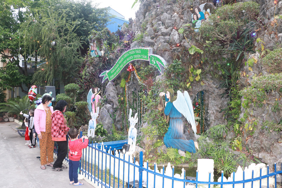 Không khí chuẩn bị đón Giáng sinh 2021 bên ngoài Nhà thờ lớn Nam Định. (Ảnh: Văn Đạt/TTXVN)