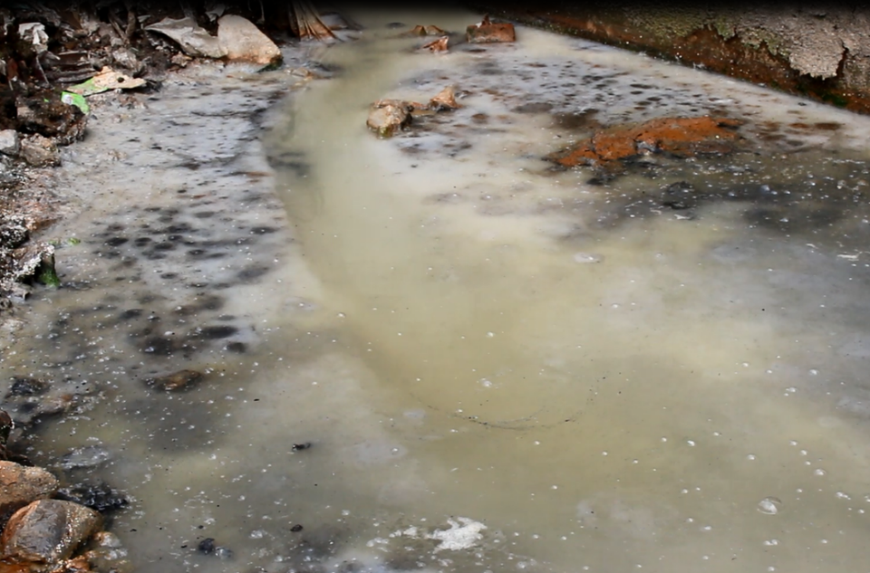 Nước thải làng nghề sản xuất giấy Phong Khê đang hàng ngày 'bức tử' môi trường. (Ảnh: Hùng Võ/Vietnam+)