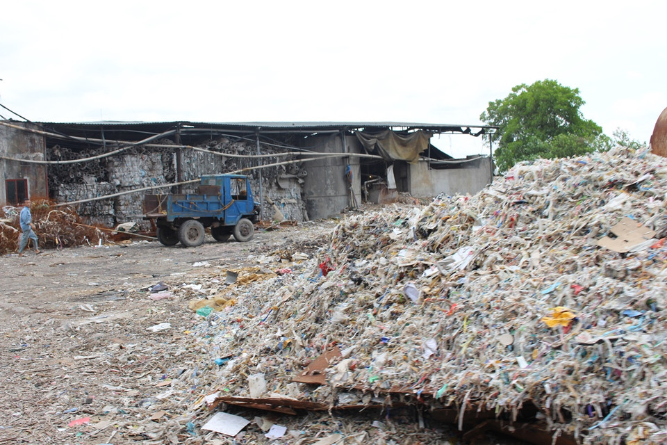 Những đống rác nilon được dùng để làm mồi lửa đốt lò.(Ảnh: Hùng Võ/Vietnam+)