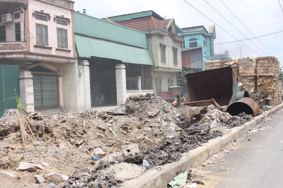 Phế liệu bủa vây hai bên đường làng nghề. (Ảnh: Hùng Võ/Vietnam+)