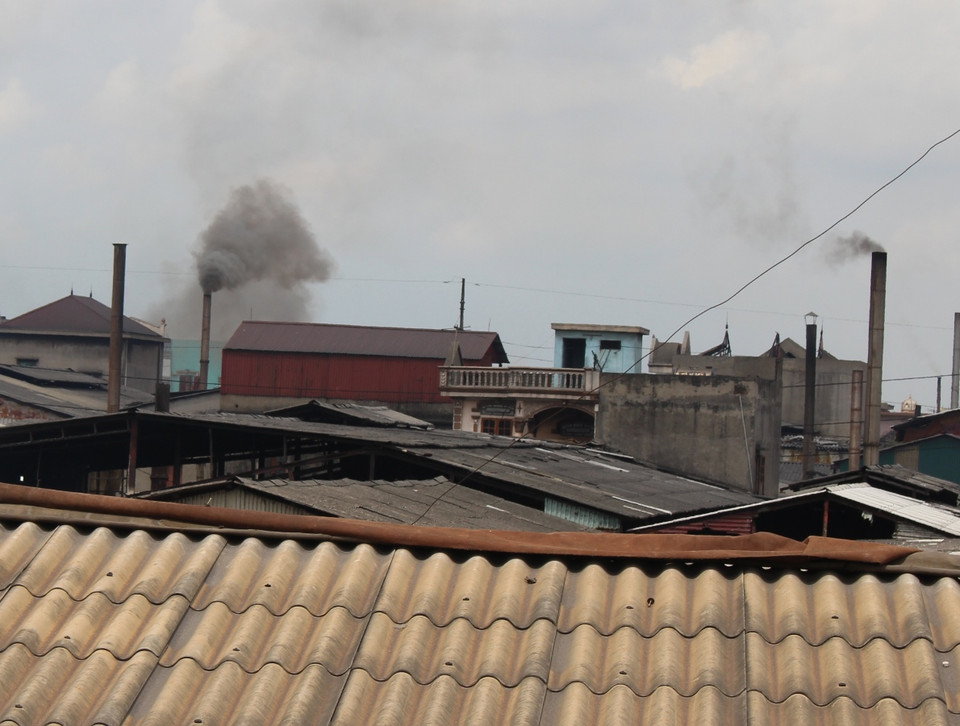 Những ống khói đen bốc lên như lốc xoáy tại làng nghề sản xuất giấy Phong Khê. (Ảnh: Hùng Võ/Vietnam+)
