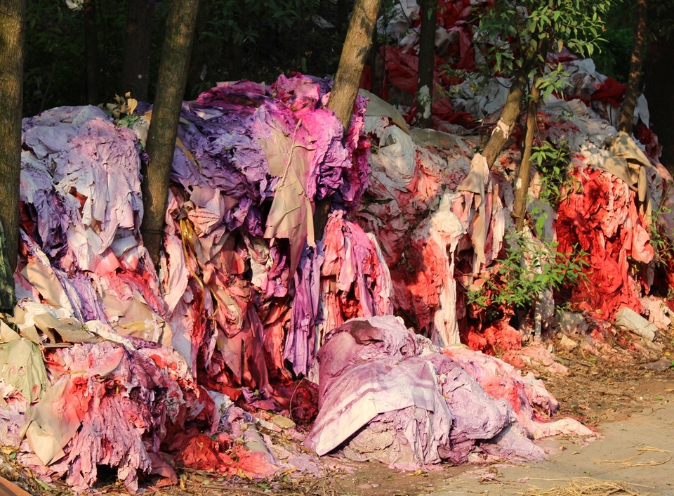 Hàng đống giấy sặc sỡ màu sắc chất đầy ven đường. (Ảnh: Hùng Võ/Vietnam+)