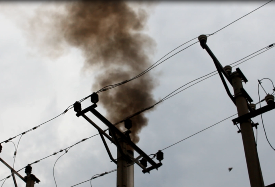 Một ống khói đen u ám, phả mùi khét lẹt tại Phong Khê. (Ảnh: Hùng Võ/Vietnam+)