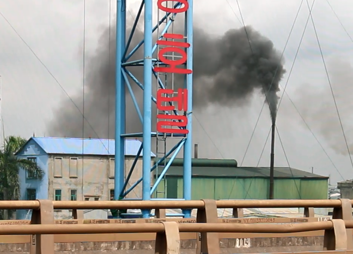 Đốt rác thải công nghiệp chưa qua xử lý, làng nghề Phong Khê đang 'bức tử' môi trường. (Ảnh: Hùng Võ/Vietnam+)