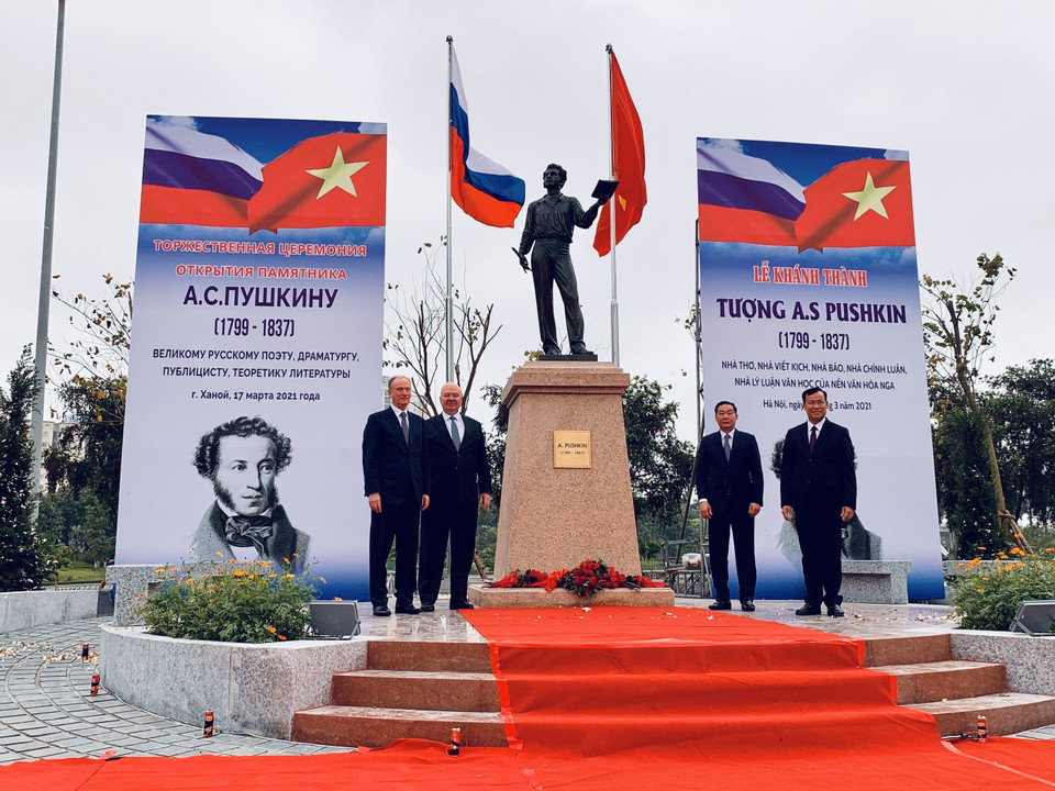 Các đại biểu hai nước Việt Nam, Liên bang Nga chụp ảnh lưu niệm bên cạnh tượng đài Pushkin. (Ảnh: Việt Đức/TTXVN)