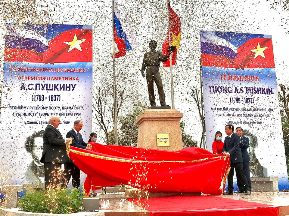 Các đại biểu hai nước Việt Nam, Liên bang Nga thực hiện nghi thức khánh thành tượng đài Pushkin. (Ảnh: Việt Đức/TTXVN)