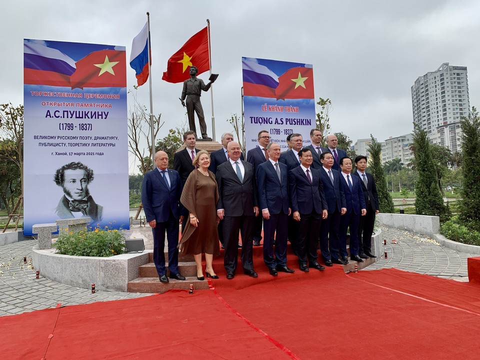 Các đại biểu hai nước Việt Nam, Liên bang Nga chụp ảnh lưu niệm bên cạnh tượng đài Pushkin. (Ảnh: Việt Đức/TTXVN)