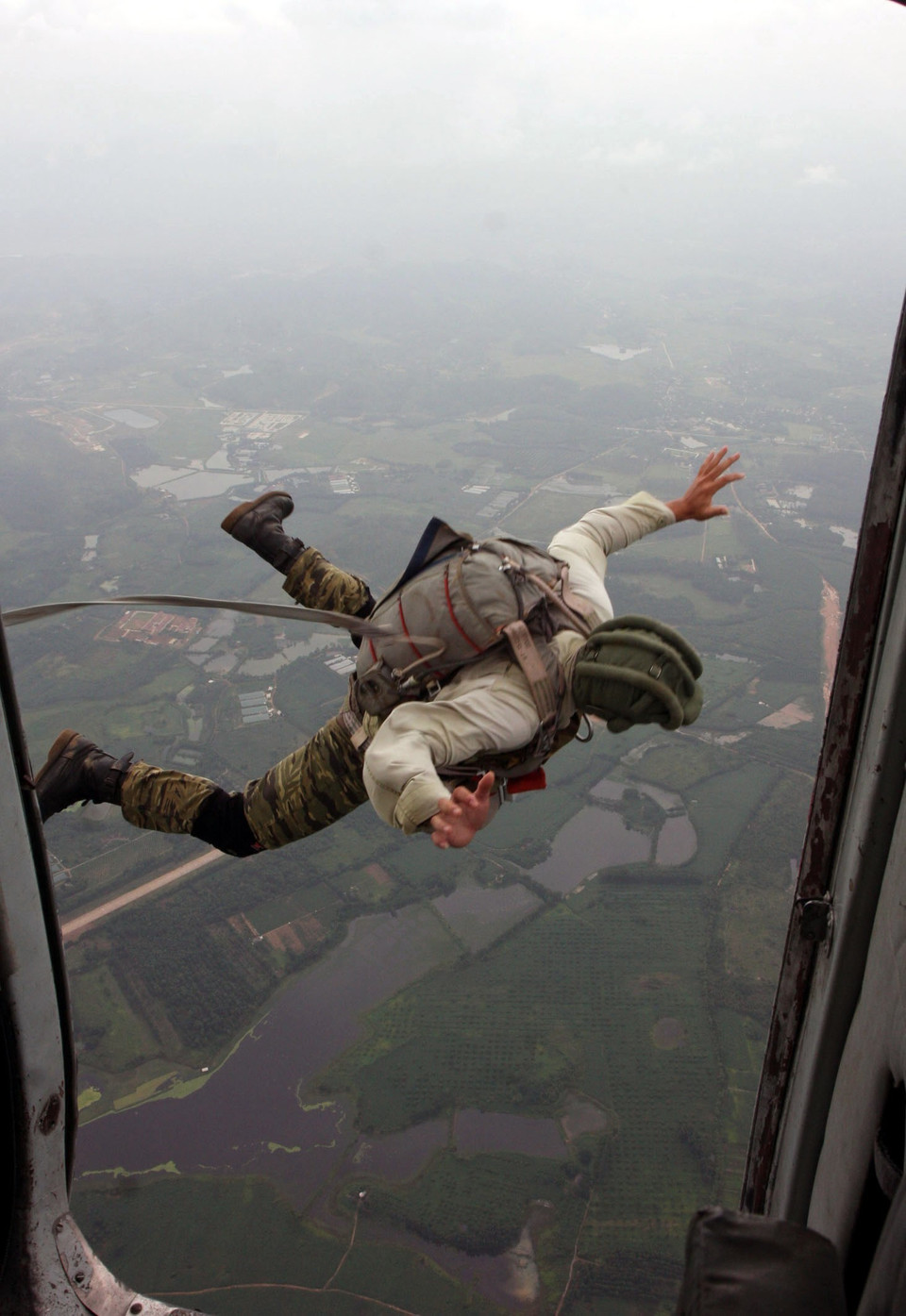 Chiến sỹ Trung đoàn trực thăng 916-Đoàn Ba Vì (Sư đoàn 371) thực hiện bài nhảy dù từ độ cao 1200 mét. (Ảnh: Trọng Đức-TTXVN)
