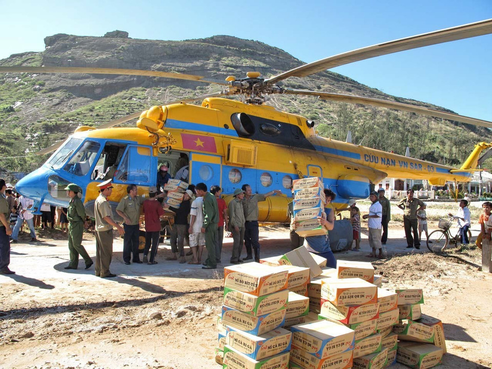 Máy bay trực thăng của Sư đoàn không quân 372 chở 560 thùng mì cứu trợ cho đồng bào huyện đảo Lý Sơn (Quảng Ngãi) bị thiệt hại do bão số 9 gây ra, ngày 30/10/2009. (Ảnh: Thanh Long/TTXVN)