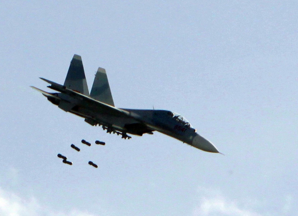 Máy bay Su-30MK2 diễn tập ném bom tiêu diệt các mục tiêu của địch. (Ảnh: Trọng Đức/TTXVN)