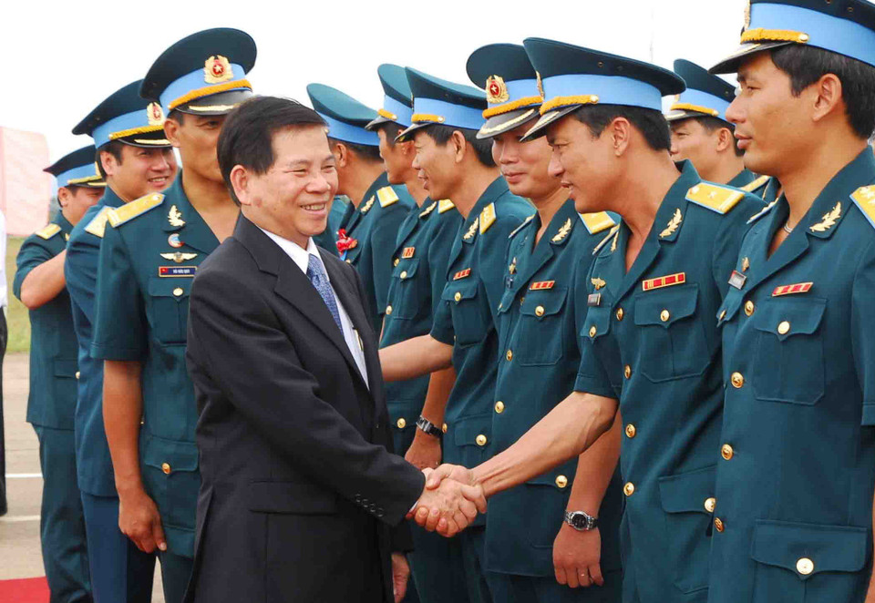 Chủ tịch nước Nguyễn Minh Triết thăm Trung đoàn Huấn luyện 910 (Trường Sĩ quan Không quân Nha Trang) tại Tuy Hòa (Phú Yên), ngày 24/10/2009. (Ảnh: TTXVN)