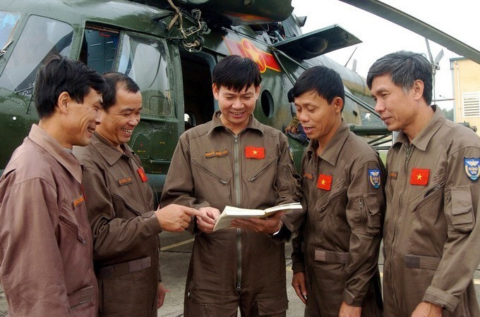 Phi công Trung đoàn không quân 916 (Sư đoàn 371) trao đổi kinh nghiệm sau giờ bay huấn luyện. (Ảnh: Trọng Đức/TTXVN)