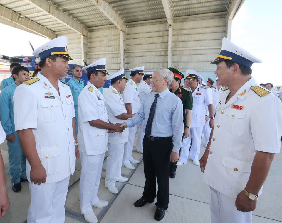 Tổng Bí thư Nguyễn Phú Trọng thăm Lữ đoàn Không quân - Hải quân 954, ngày 5/5/2016. (Ảnh: Trí Dũng/TTXVN)