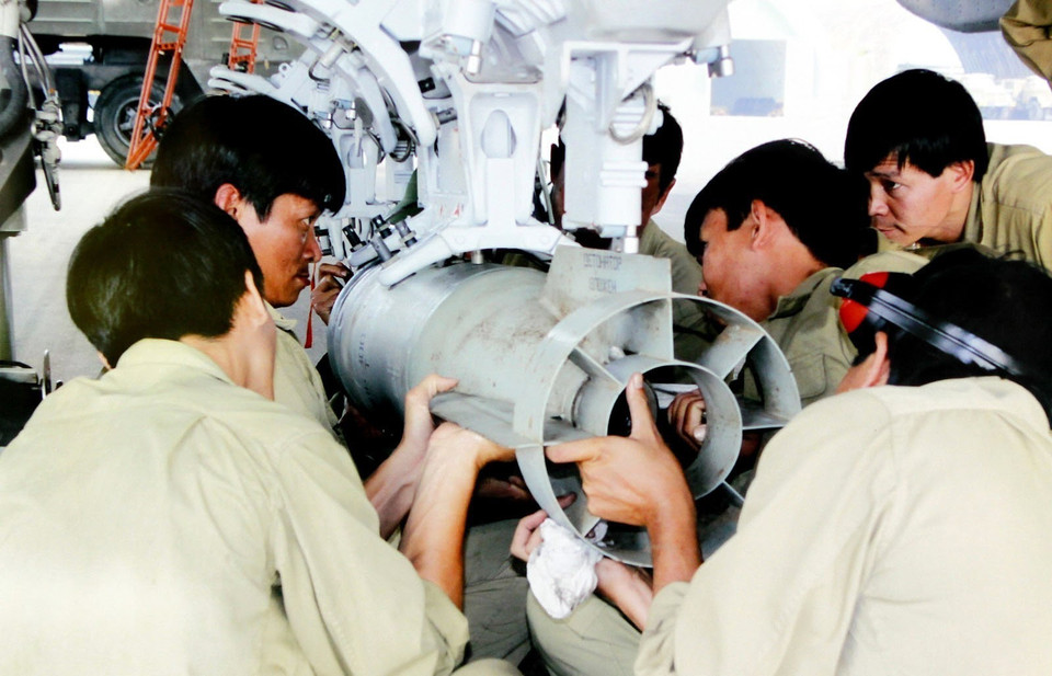 Phân đội Vũ khí hàng không (Sư đoàn Không quân 370) lắp vũ khí lên máy bay Su-30MK2 để chuẩn bị bay diễn tập. (Ảnh: Tư liệu/TTXVN)