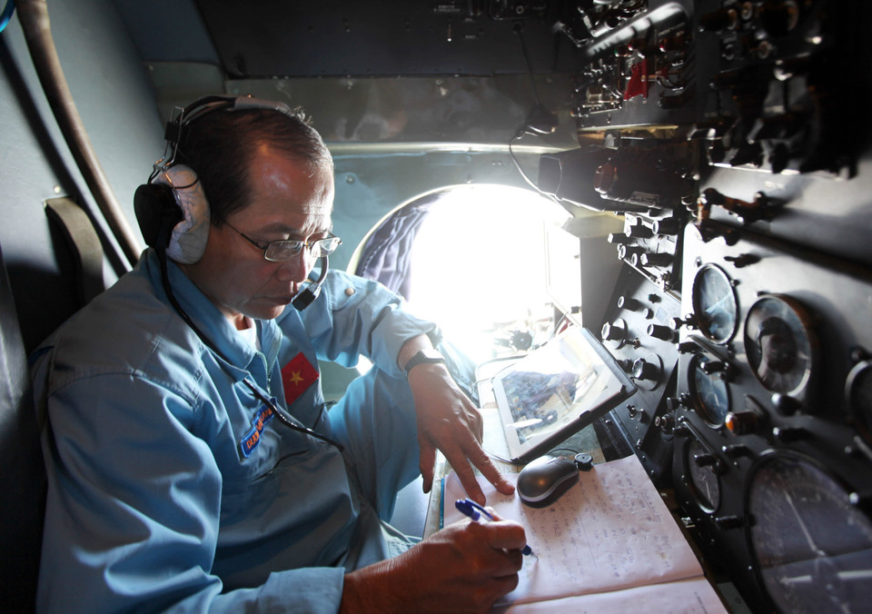 Sáng 11/3/2014, Quân chủng Phòng không-Không quân tiếp tục điều động các loại máy bay phục vụ công tác tìm kiếm chiếc máy bay MH 370 của Malaysia bị mất tích. (Ảnh: Trọng Đức/TTXVN)