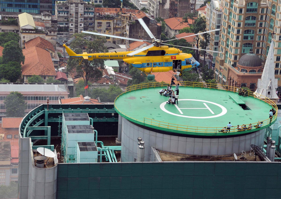 Máy bay của Trung đoàn trực thăng 917-Đoàn Đồng Tháp (Sư đoàn 370) tham gia diễn tập quốc gia về chữa cháy, tìm kiếm cứu nạn, cứu hộ, nhằm đối phó với các tình huống mang tính chất thảm họa, tai họa do cháy nổ tại các tòa nhà cao tầng ở TP. Hồ Chí Minh, ngày 14/8/2013. (Ảnh: TTXVN)
