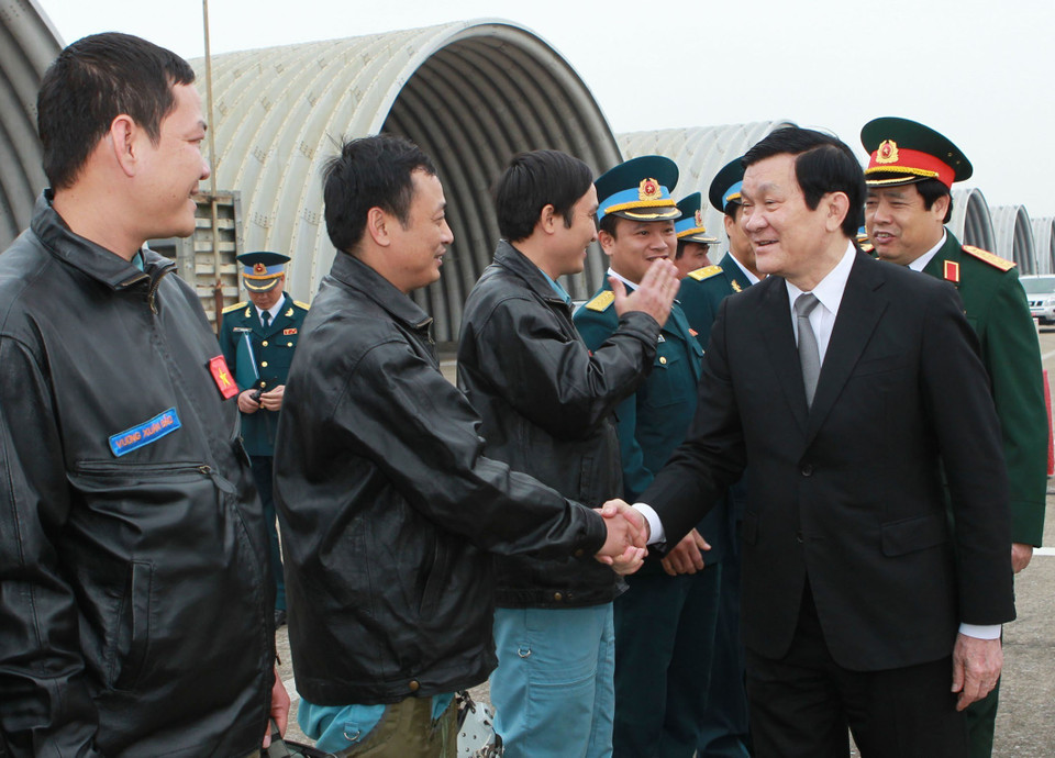 Chủ tịch nước Trương Tấn Sang đến thăm Trung đoàn 921-Đoàn không quân Sao Đỏ nhân kỷ niệm 40 năm chiến thắng “Hà Nội - Điện Biên Phủ trên không”, ngày 19/12/2012. (Ảnh: Nguyễn Khang/TTXVN)