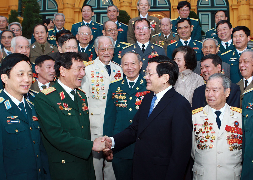 Chủ tịch nước Trương Tấn Sang gặp gỡ các cựu chiến binh từng tham gia chiến đấu đánh máy bay Mỹ B-52 trong trận 12 ngày đêm năm 1972, ngày 28/12/2012. (Ảnh: Nguyễn Khang/TTXVN)