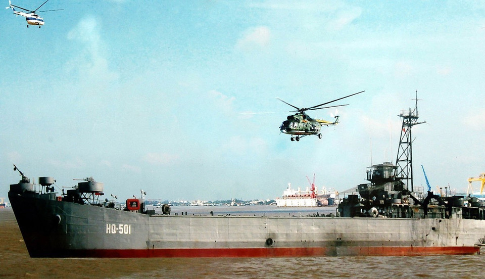 Máy bay của Trung đoàn trực thăng 917-Đoàn Đồng Tháp (Sư đoàn 370) bay huấn luyện hạ cánh trên tàu LST. (Ảnh: Tư liệu/TTXVN)