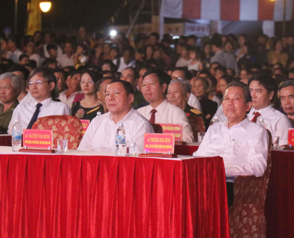 Đồng chí Trương Hòa Bình, Ủy viên Bộ Chính trị, Phó Thủ tướng Thường trực Chính phủ và các đại biểu dự chương trình. (Ảnh: Nguyên Lý/TTXVN)