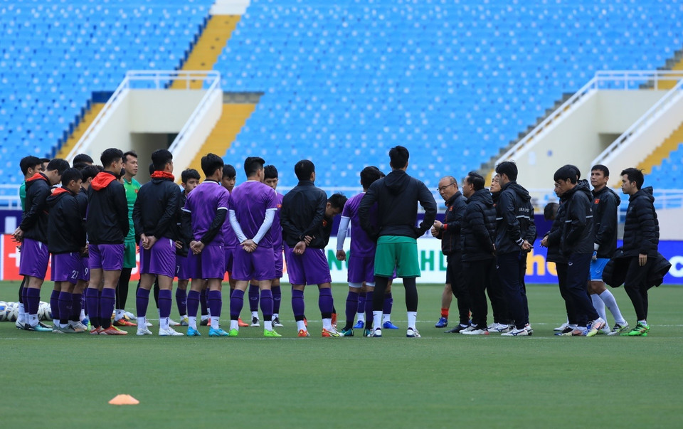  Huấn luyện viên Park Hang-seo cùng ban huấn tập trung các cầu thủ trước giờ tập. (Ảnh: Tuấn Anh/TTXVN)