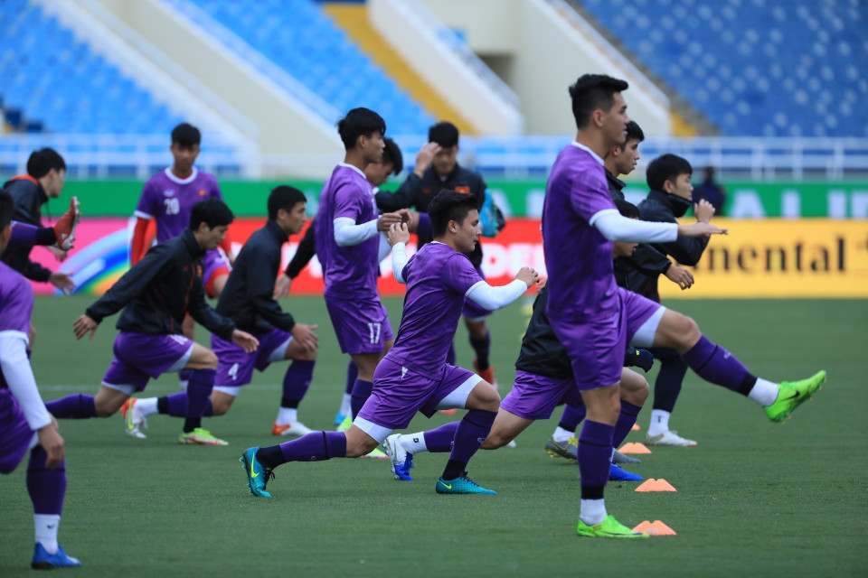 Các cầu thủ tập luyện theo bài tập của huấn luyện viên Park Hang-seo. (Ảnh: Tuấn Anh/TTXVN)