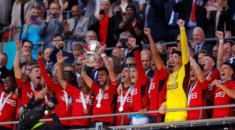 Khoảnh khắc Manchester United nâng cao chiếc cúp vô địch FA Cup. (Nguồn: Guardian)