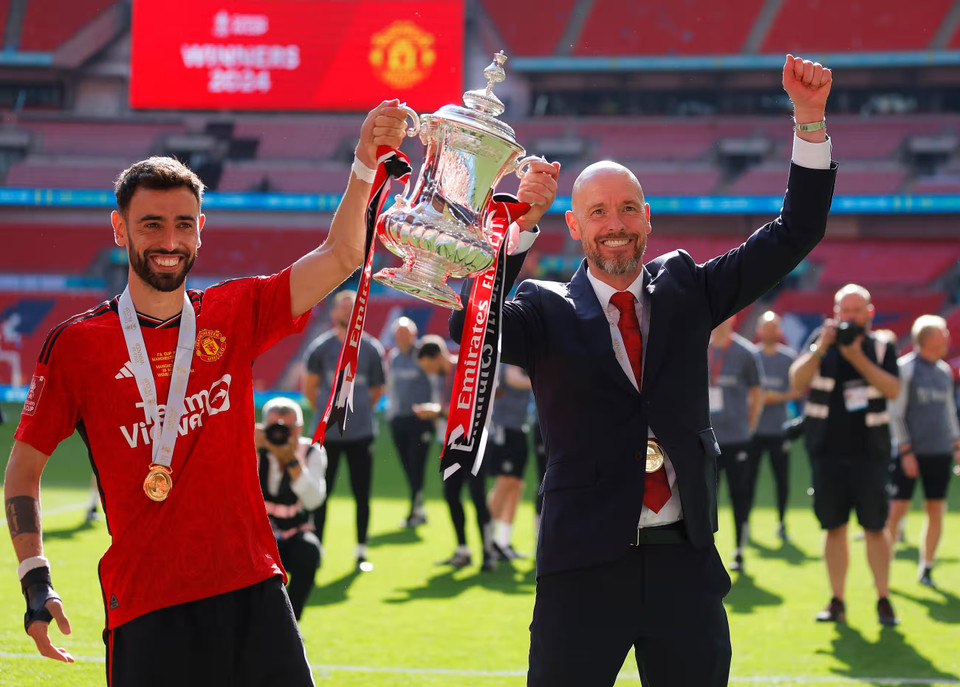 Niềm vui của Erik ten Hag và Bruno trong thời khắc vinh quang. (Nguồn: Guardian)