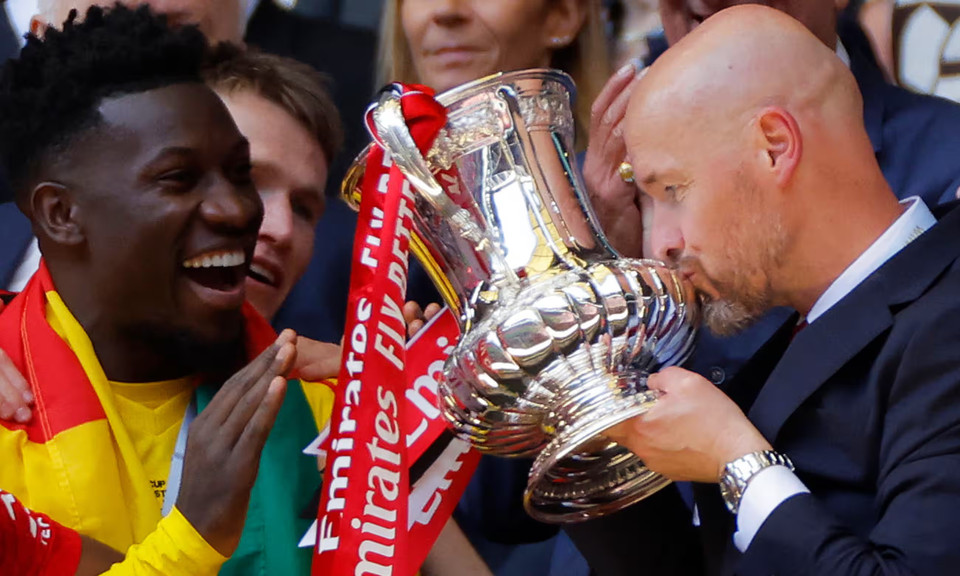 HLV Erik ten Hag hôn chiếc cúp vô địch FA Cup. (Nguồn: Guardian)
